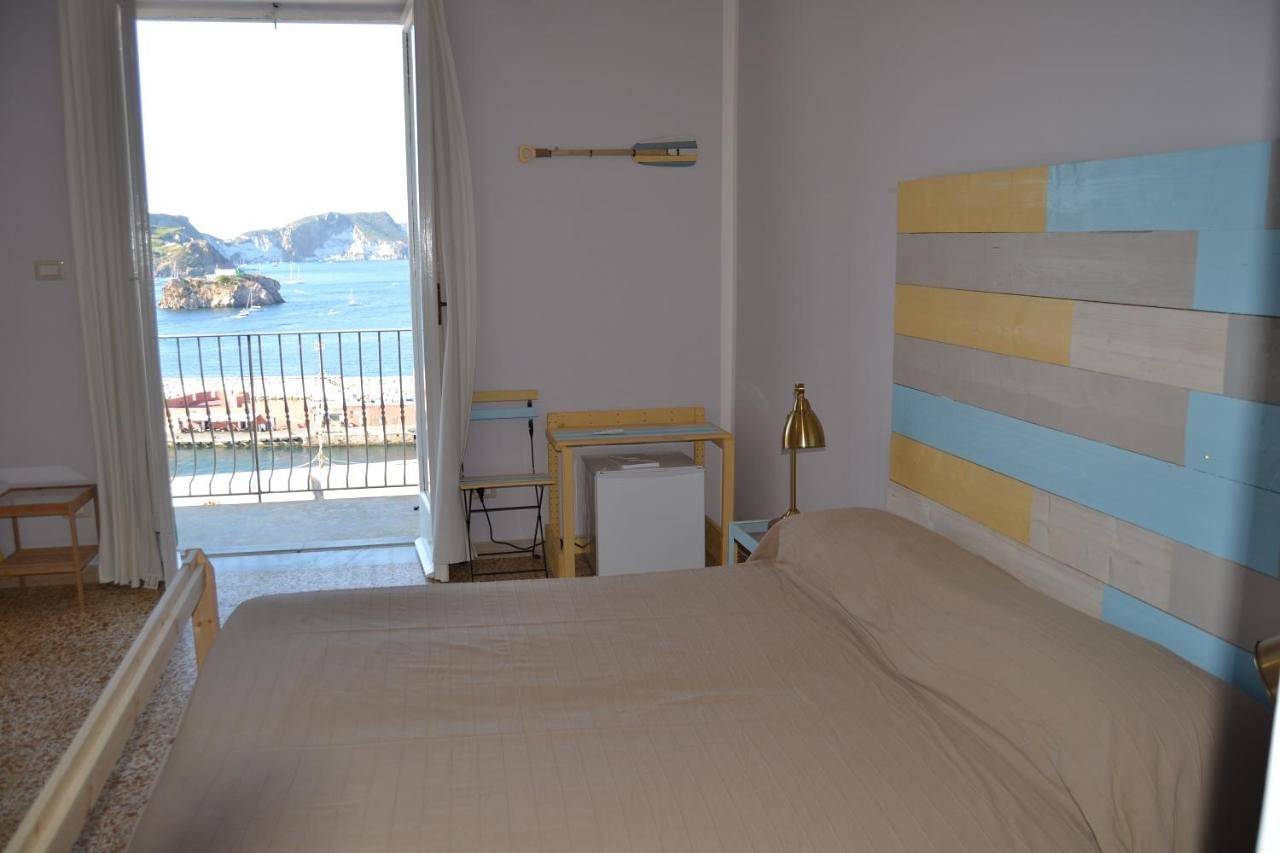 Maridea - Camere con vista al Porto in La parata, Ponza