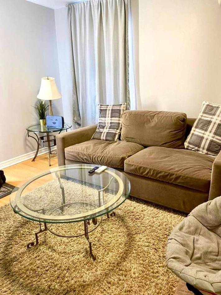 Apartamento entero, Cómodo apartamento de 2 dormitorios en Laval, 2 plazas de aparcamiento, alquiler de coches opcional in Laval, Quebec