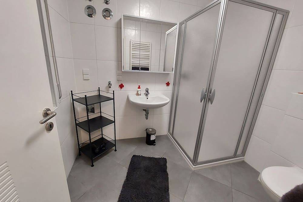 Ganze Wohnung, Neckaridylle mit Burgenblick in gehobener Fewo und überdachter Terrasse in Neckarsteinach, Bergstraße