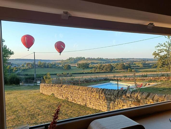 Location de vacances pour 8 personnes, avec Terrasse et Jardin ainsi que Piscine et Vue à Baron (Saône-et-Loire)