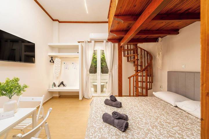 Gîte pour 4 personnes, avec balcon dans Selianitika