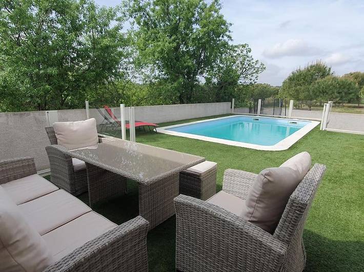 Location de vacances pour 6 personnes, avec Terrasse et Jardin ainsi que Piscine et Vue à Aigues-Vives - 2