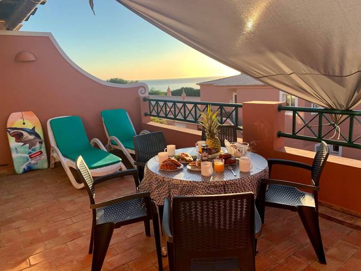 Apartamento para 5 personas, con Vistas al mar y Terraza además de Jardín y Piscina en Luz