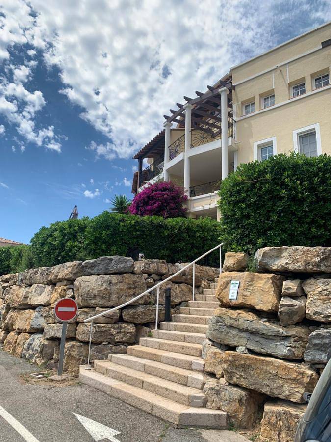 Gîte pour 4 personnes, avec piscine et bassin pour enfant ainsi que jardin et jacuzzi dans Golf De Cap Esterel - 3