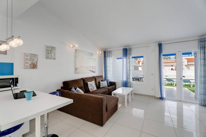 Apartamento entero, Vacaciones "Costa Adeje Paradise" con piscina privada, Wi-Fi y aire acondicionado in San Eugenio Alto, Adeje
