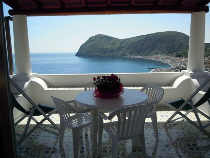 Ferienwohnung für 6 Personen, mit Balkon und Terrasse sowie Seeblick auf den Liparische Inseln - 2