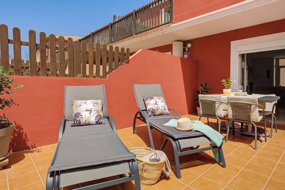 New! Caleta Fuste. Private terrace, south facing, fantastic pool, parking, Wifi in Costa de Antigua, Antigua