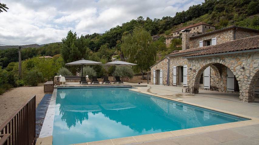 Villa pour 7 personnes, avec terrasse ainsi que piscine et jardin en Ardèche