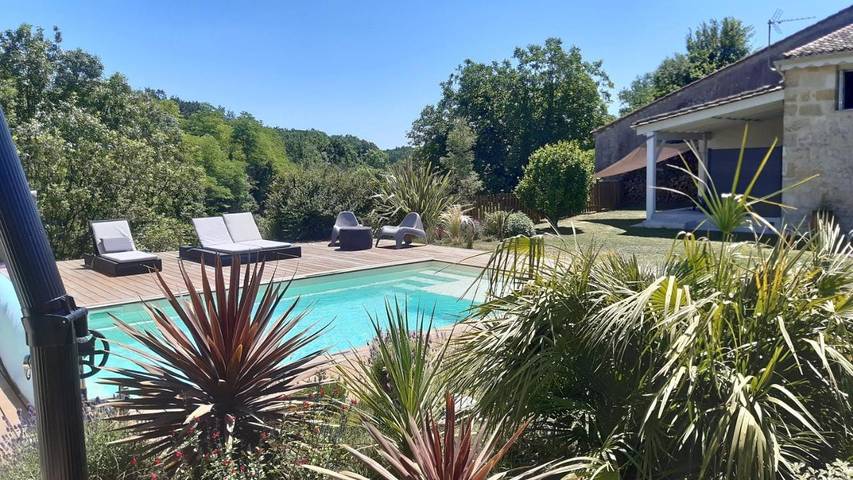 Location de vacances pour 2 personnes, avec Terrasse et Jardin ainsi que Piscine et Vue à Saint-Genès-de-Castillon