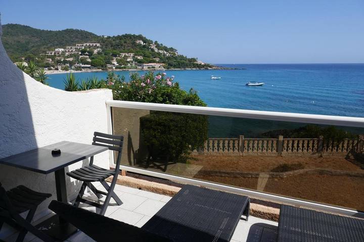 Parc de vacances pour 4 personnes, avec Terrasse ainsi que Jardin et Piscine en Corse - 2