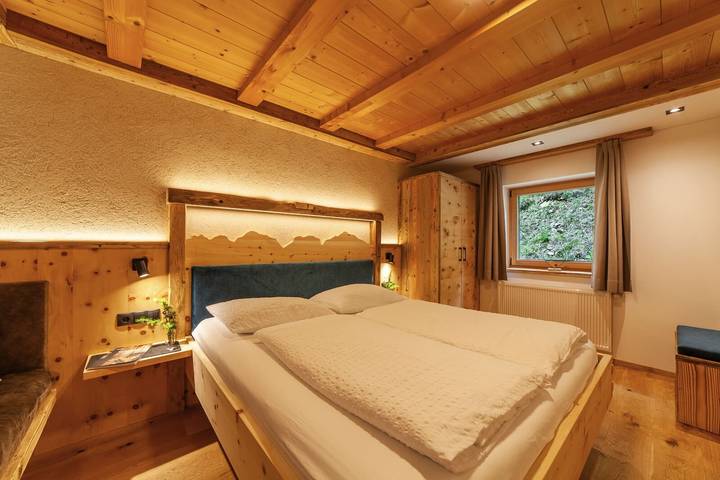 Entire apartment, Apartment 'Mühlanderhof Apt Piz Lad' with Lake View, Shared Terrace and Wi-Fi in Lake Rèsia, Graun