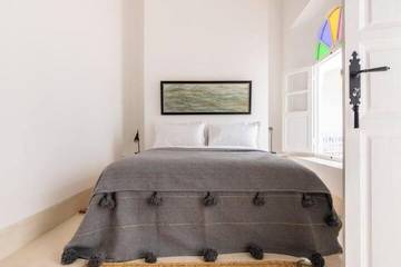 Chambre d’hôte pour 2 personnes, avec jardin et terrasse ainsi que piscine et vue, animaux acceptés dans Palais de la Bahia
