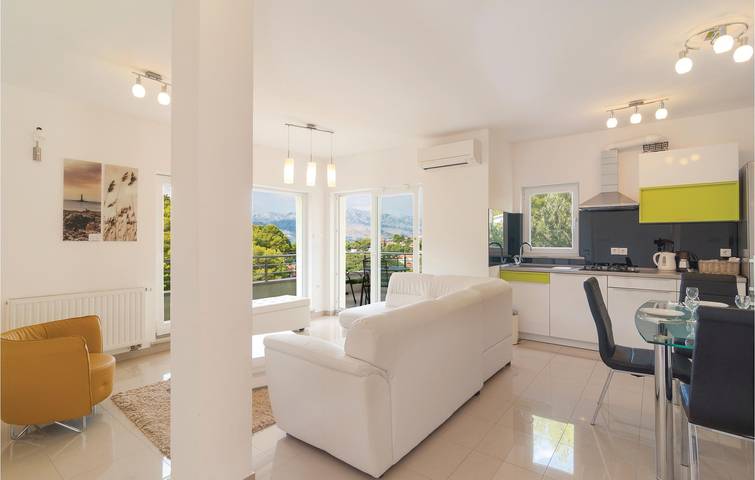 Charming 2km to Beach: Cozy Apartment with Pool and Terrace in Supetar, Brac