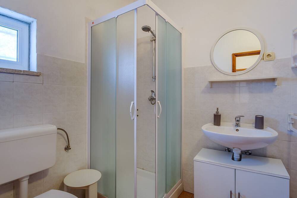 Ganze Wohnung, 1-Zimmer-Ferienwohnung mit Terrasse Punta kriza, Cres in Lošinj, Cres