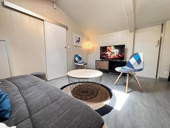 Gîte pour 4 personnes, avec vue ainsi que vue sur le lac et jardin à Prouilly - 3