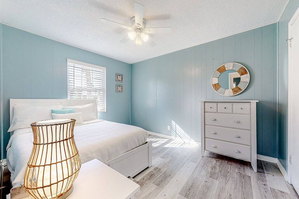 Cozy beach getaway with free Wifi, shared pool, and full kitchen - walk to surf in South Padre Island, Laguna Madre