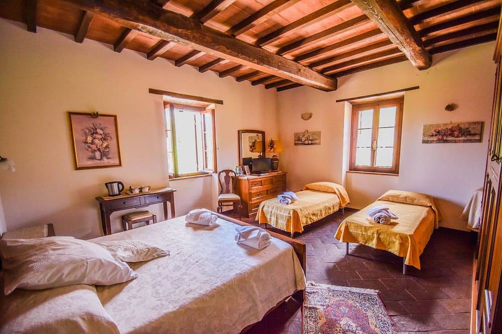 Detached manor with private pool, bikes 7km from Amelia, quiet area. in Terni Province