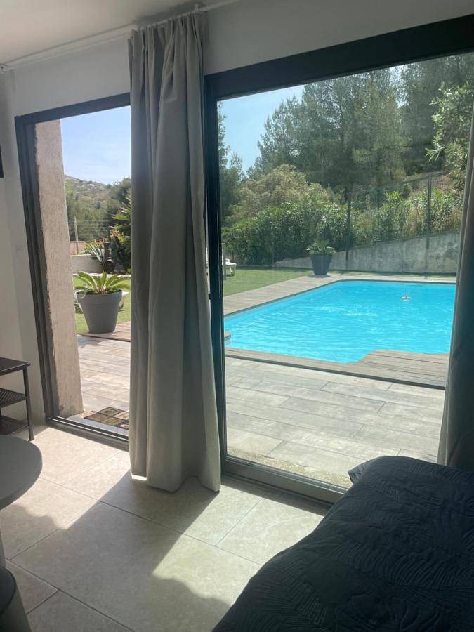 Chambre d’hôte pour 2 personnes, avec piscine ainsi que terrasse et vue à Le Rove