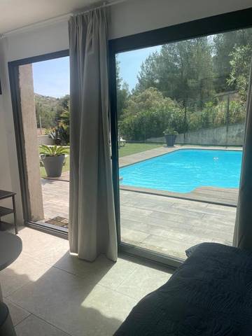 Chambre d’hôte pour 2 personnes, avec terrasse ainsi que vue et piscine à Le Rove