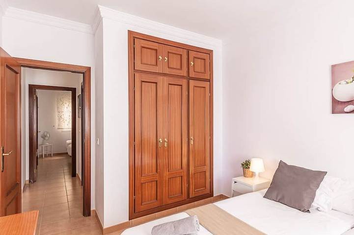 Entire apartment, Beach only 75 meters - centre - Wifi - sea view - international tv - 4 persons in Playa de la Torrecilla, Nerja