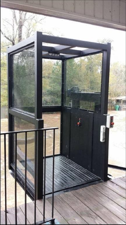 Vacation rental for 27 people, with yard and hot tub, with pets in Gulfport