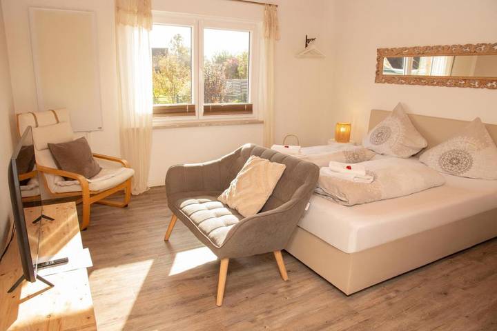 Ferienwohnung für 2 Personen, mit Terrasse und Garten sowie Ausblick