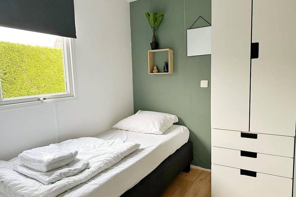 This great compact chalet has three bedrooms and a covered terrace. It has its own passage to the playground. The chalet is therefore ideal for a family with (small) children! in Noord-Holland - Nordseeküste