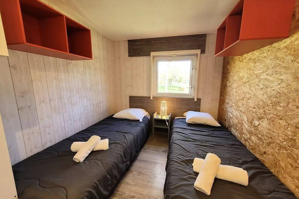 Mobilhome Confort 33 m² (2 chambres) + Terrasse + Tv 4 personnes in Coulon, Région de Niort