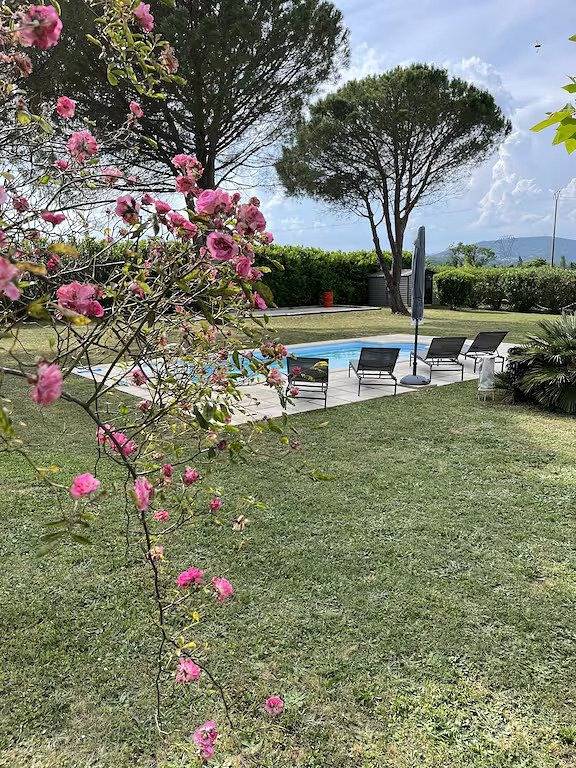 Gîte pour 8 personnes, avec terrasse ainsi que jardin et piscine à Sauzet - 4