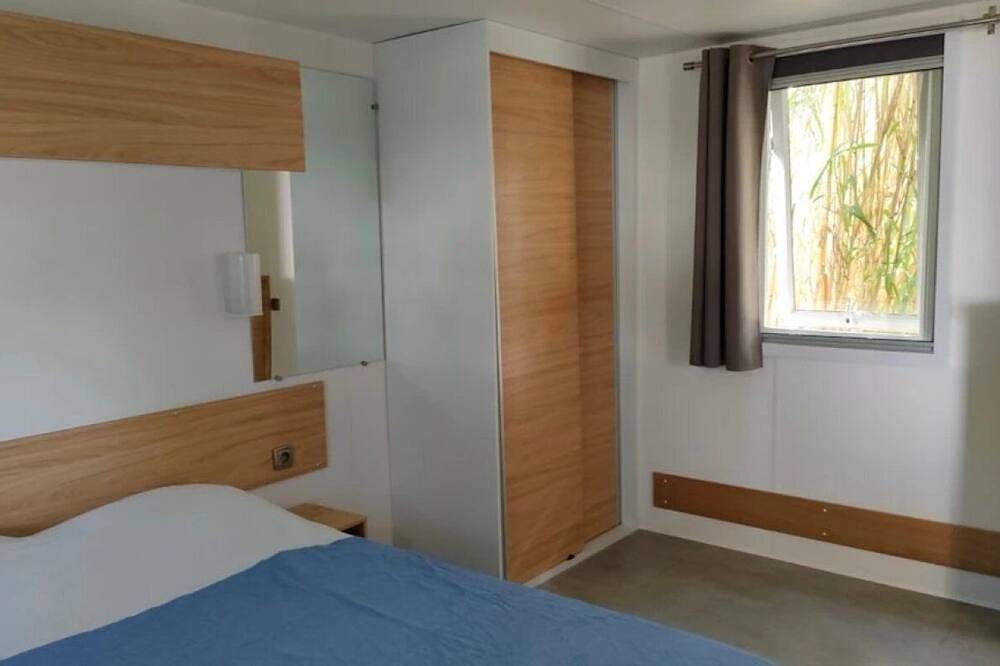 Camping 3 étoiles - Piscine - ccbbiic in Saint-Mitre-les-Remparts, Istres region