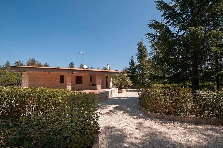 Location de vacances pour 8 personnes, avec Terrasse et Jardin à Andria