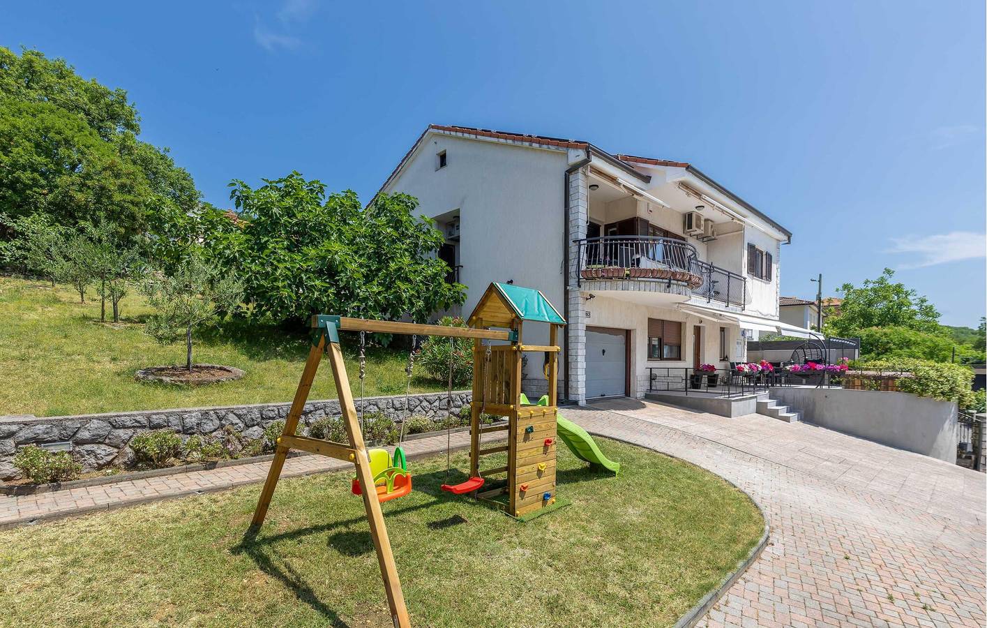 Holiday home for 10 people with hot tub in Vrh Martinscice, Primorje-Gorski Kotar