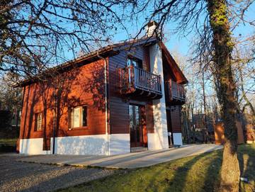 Gîte pour 6 personnes, avec jardin ainsi que vue et piscine, animaux acceptés à Lachapelle-Auzac