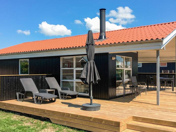 Ferieudlejning for 6 personer, med terrasse i Følle Strand
