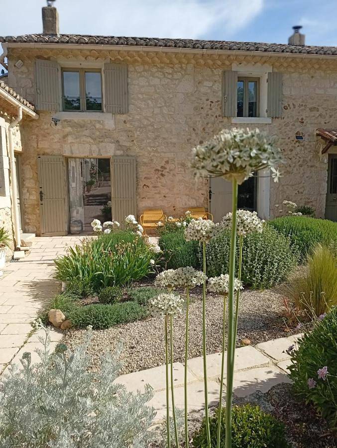 Chambre d’hôte pour 3 personnes, avec vue et terrasse ainsi que jardin et piscine, animaux acceptés