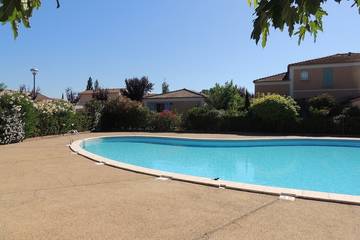 Gîte pour 6 personnes, avec piscine ainsi que jardin et terrasse à Loriol-du-Comtat