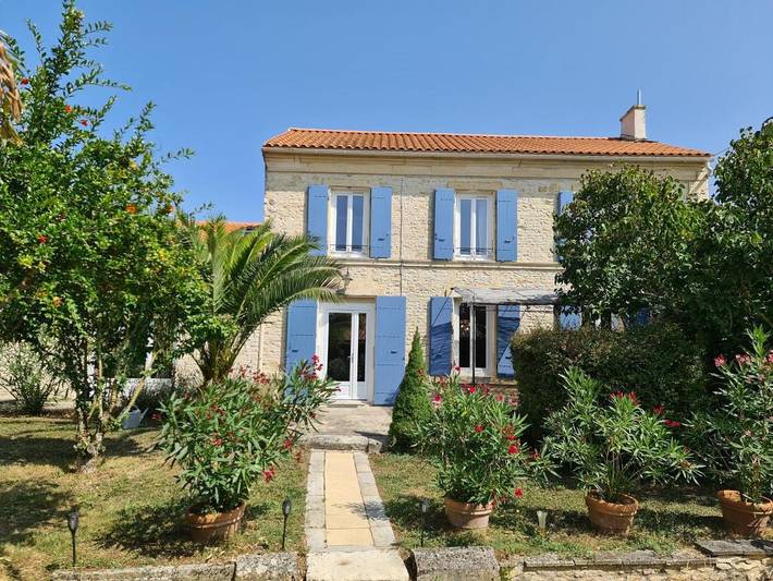Location de vacances pour 6 personnes, avec Terrasse ainsi que Jardin et Piscine à Saint-Mard