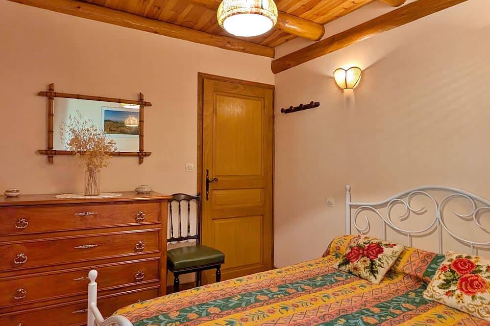 Maison de charme en pierre au bord d’un ruisseau, proche d’un bourg médiéval – Jardin et garage inclus in Allègre, Parc Naturel Régional Livradois-Forez