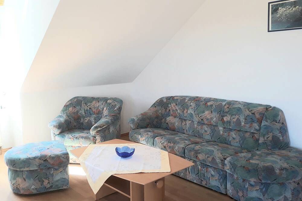 Ganze Wohnung, Ferienwohnung mit 2 Schlafzimmern, Balkon und Panoramablick direkt am Waldrand in Naila, Landkreis Hof