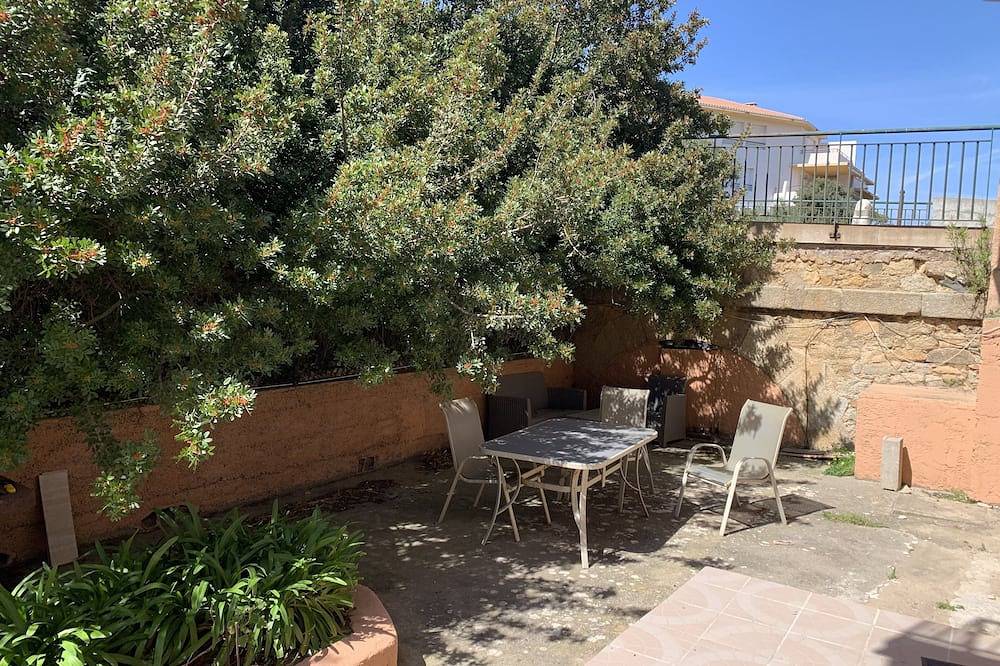 Appartement entier, Charming bright T2 with terrace and air conditioning in Calvi, Région de Calvi