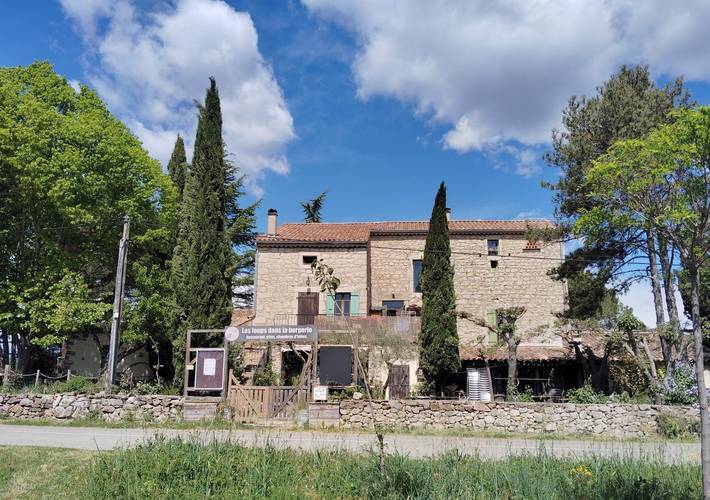 Gîte pour 7 personnes, avec piscine ainsi que jardin et terrasse