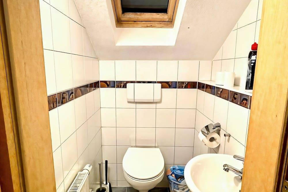Entire apartment, Spacious vacation apartment for up to 8 people in the heart of Zirndorf in Zirndorf, Franconia