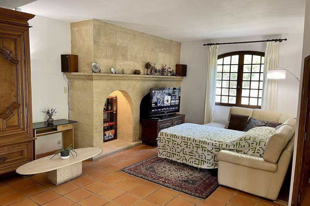 Rez-de-jardin Indépendant D'une Villa Traditionnelle en Provence 128m2 in Simiane-Collongue, Region de Aix-en-Provence