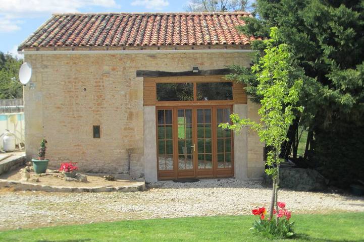 Grange rénovée avec piscine privée sur une ferme familiale en Charente. in Montjean (Charente), Charente