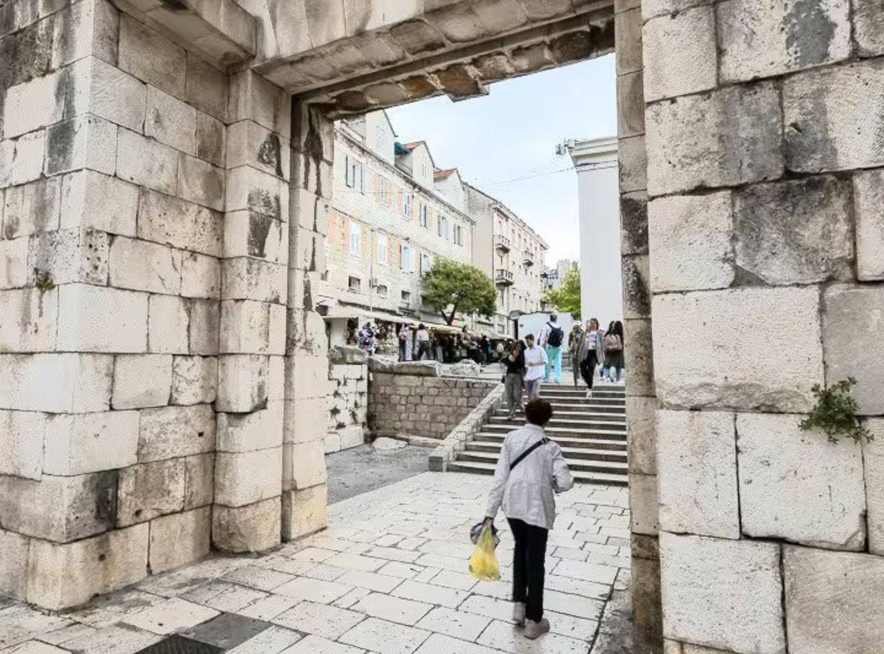 Silver Gate Rooms-Diocletian's Palace - Six-Bed Room 2 in Split, Split-Dalmatië