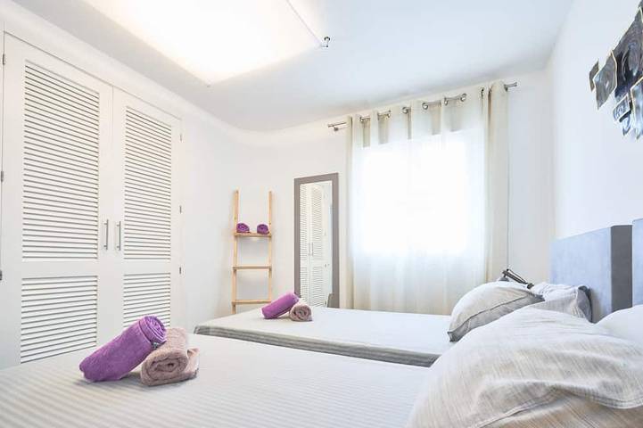 Fabelhafte moderne Villa, 10 Minuten zu Fuß von Cala Vadella entfernt, privates Schwimmbad. in Cala d´Hort, Sant Josep de sa Talaia