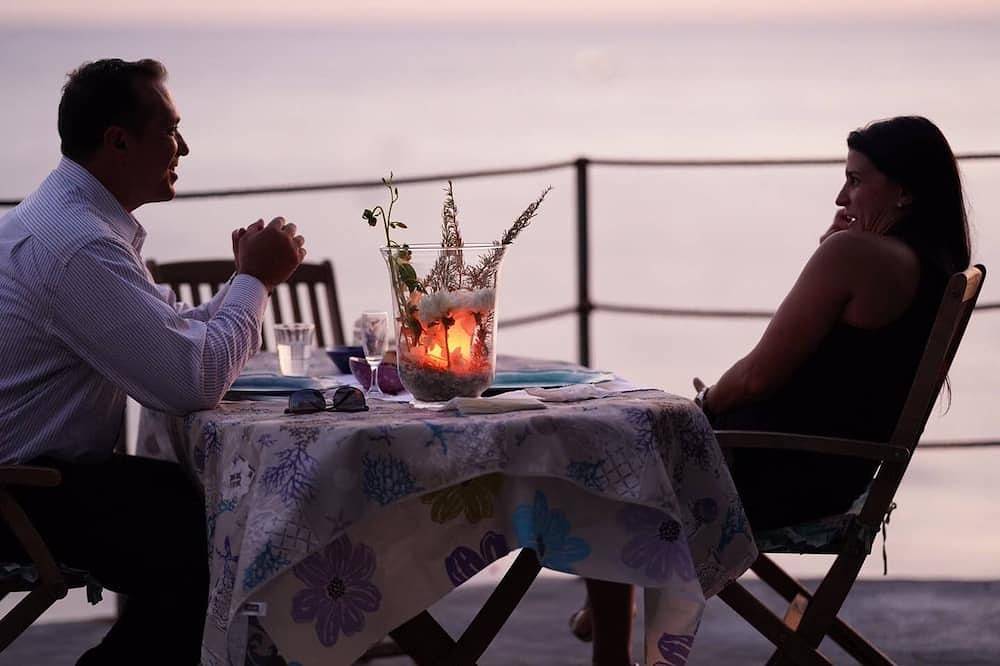 Romantische Villa für 2 Personen, mit Blick auf das Meer, in einer natürlichen Klippe. in Furore, Amalfiküste