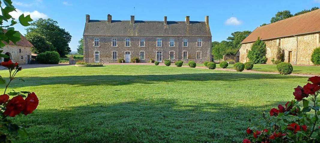Location de vacances pour 12 personnes, avec jacuzzi et terrasse à Millières