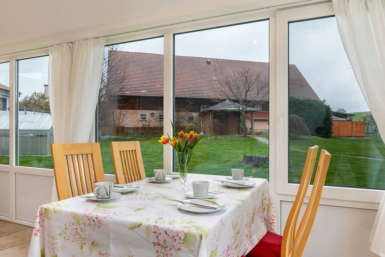 Ganze Wohnung, Lichtdurchflutete Ferienwohnung "Haus Nussbaum" in der Nähe des Bodensees mit Wlan, Terrasse und Garten; Parkplätze vorhanden in Hödingen, Überlingen