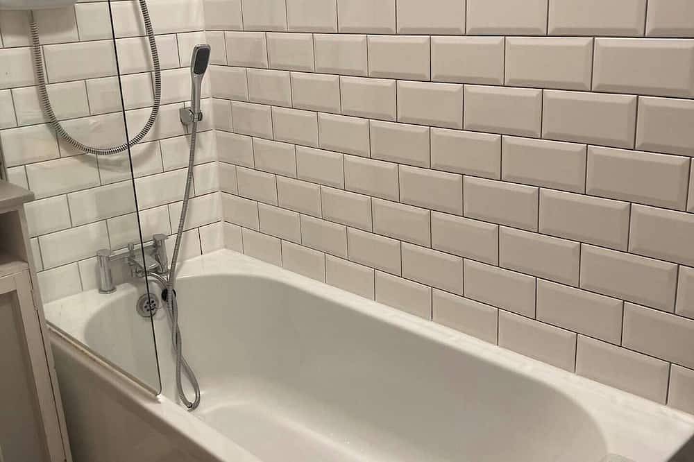 Entire apartment, Leith Walk, Private Main Door, 3 Bedroom Lovely Victorian Apartment at Tram Stop in Leith, Edinburgh